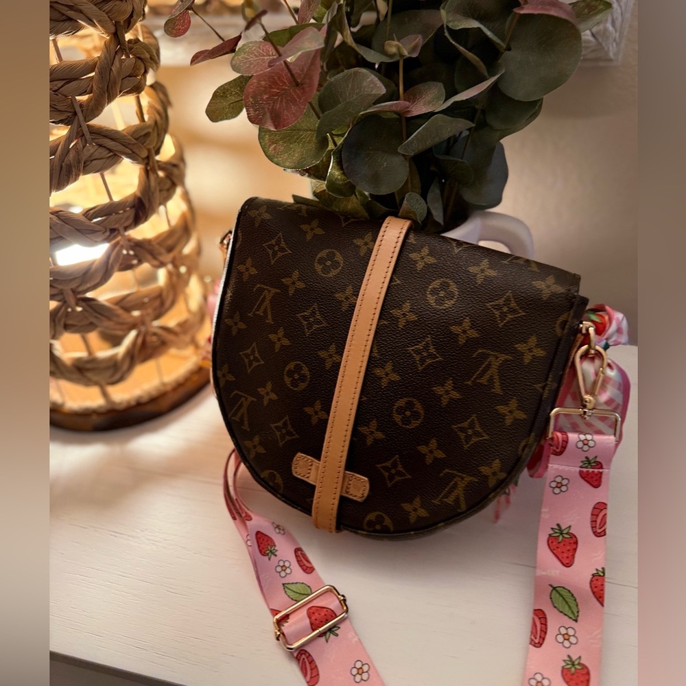 Louis Vuitton Black and Pink Crossbody Bag - Picture 2 of 12